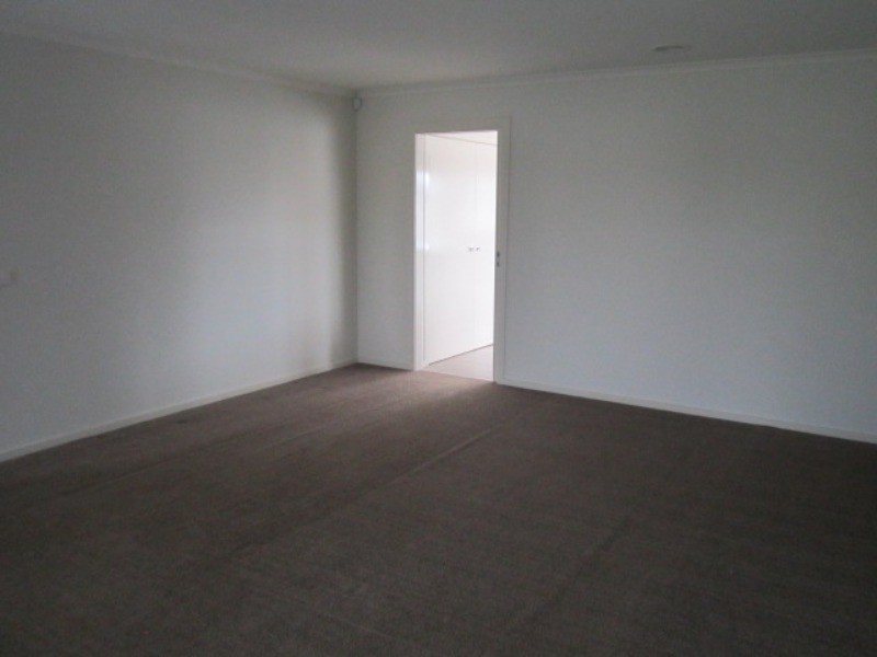 8 Ernest Crescent, Narre Warren South VIC 3805