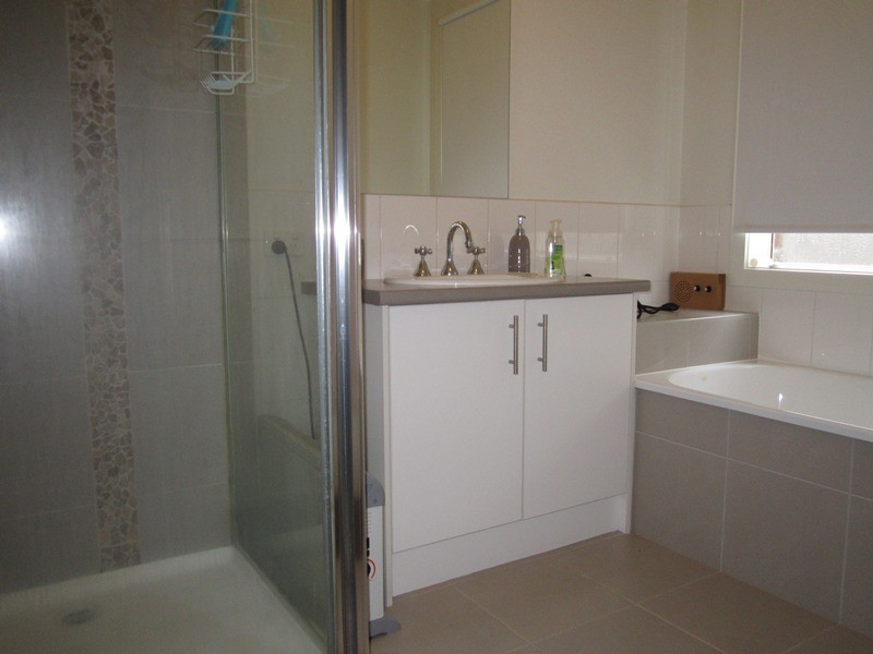 8 Ernest Crescent, Narre Warren South VIC 3805