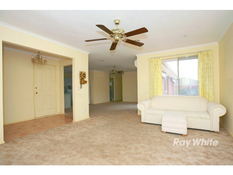 10 Montrose Way, Cranbourne West VIC 3977