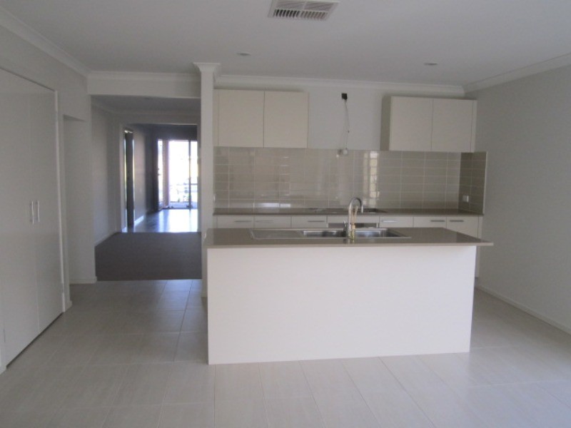 33 Lineham Drive, Cranbourne East VIC 3977