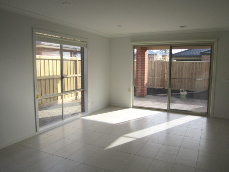 33 Lineham Drive, Cranbourne East VIC 3977