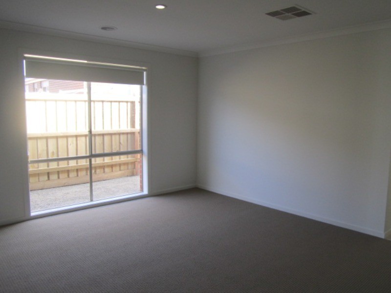 33 Lineham Drive, Cranbourne East VIC 3977