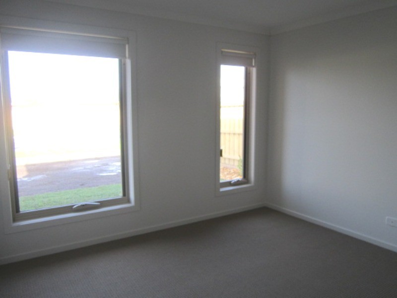 33 Lineham Drive, Cranbourne East VIC 3977