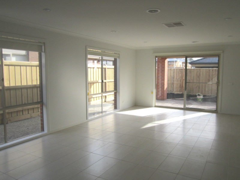 33 Lineham Drive, Cranbourne East VIC 3977