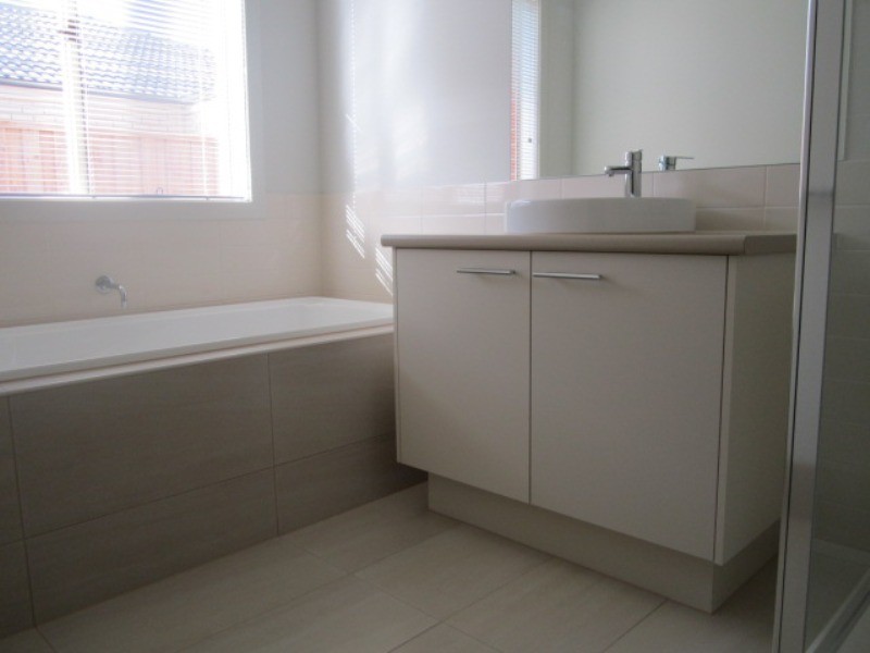 33 Lineham Drive, Cranbourne East VIC 3977