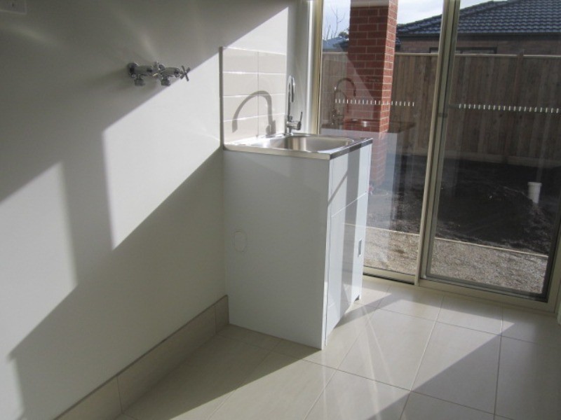 33 Lineham Drive, Cranbourne East VIC 3977