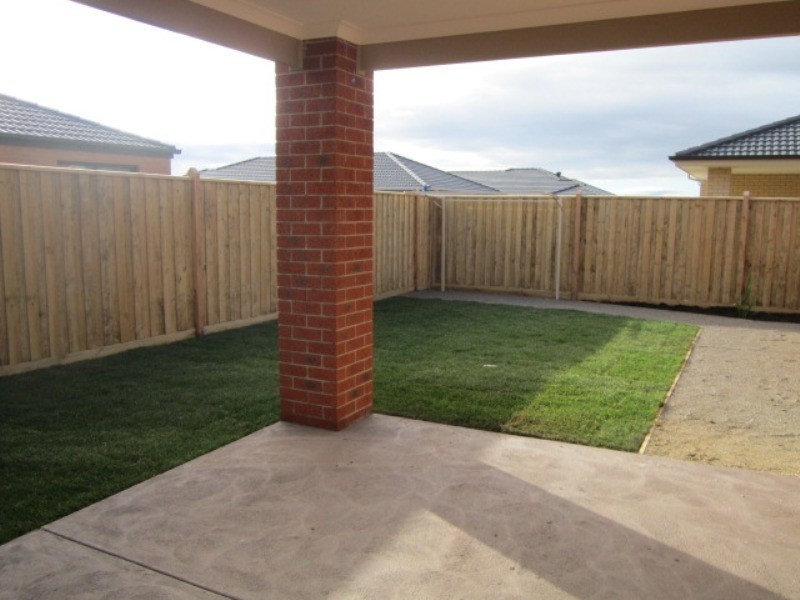 33 Lineham Drive, Cranbourne East VIC 3977