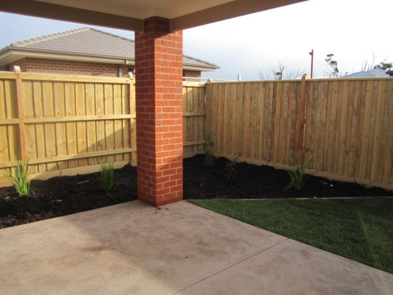 33 Lineham Drive, Cranbourne East VIC 3977