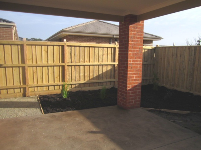 33 Lineham Drive, Cranbourne East VIC 3977