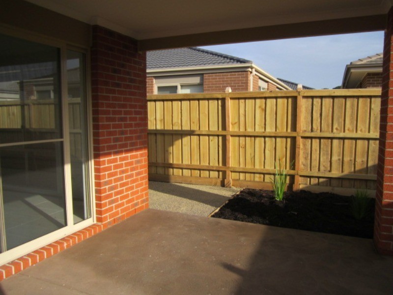 33 Lineham Drive, Cranbourne East VIC 3977