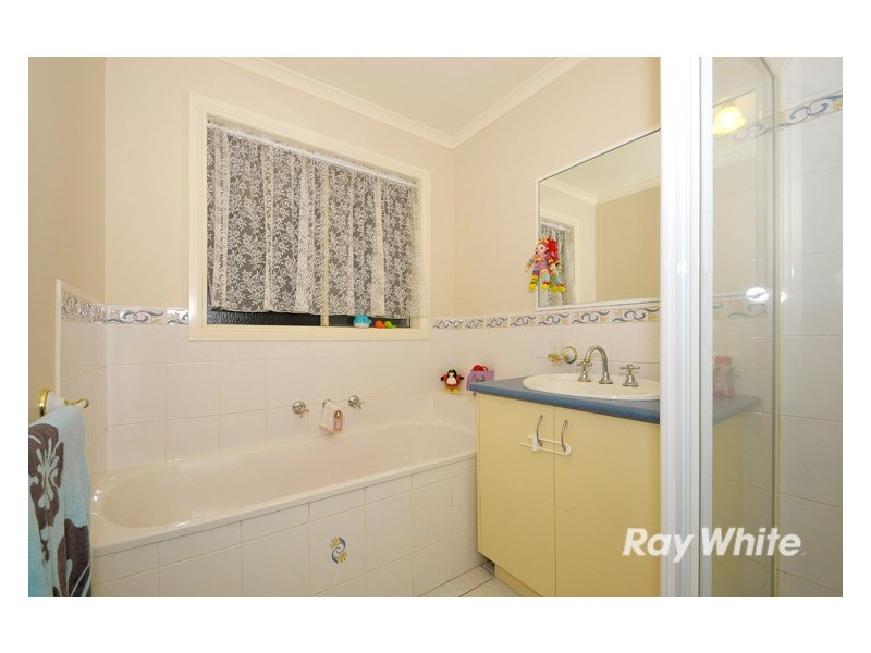 2 Nyarrin Place, Cranbourne West VIC 3977