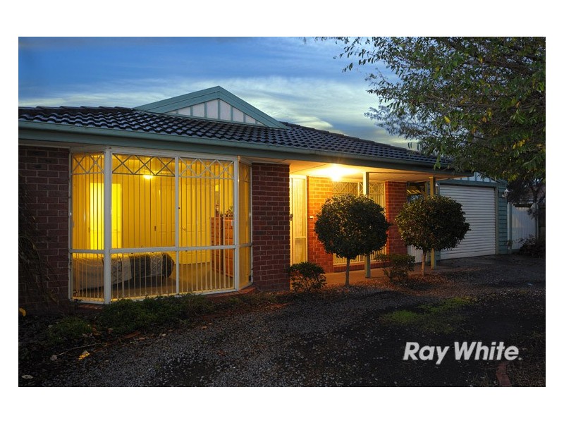 2 Nyarrin Place, Cranbourne West VIC 3977