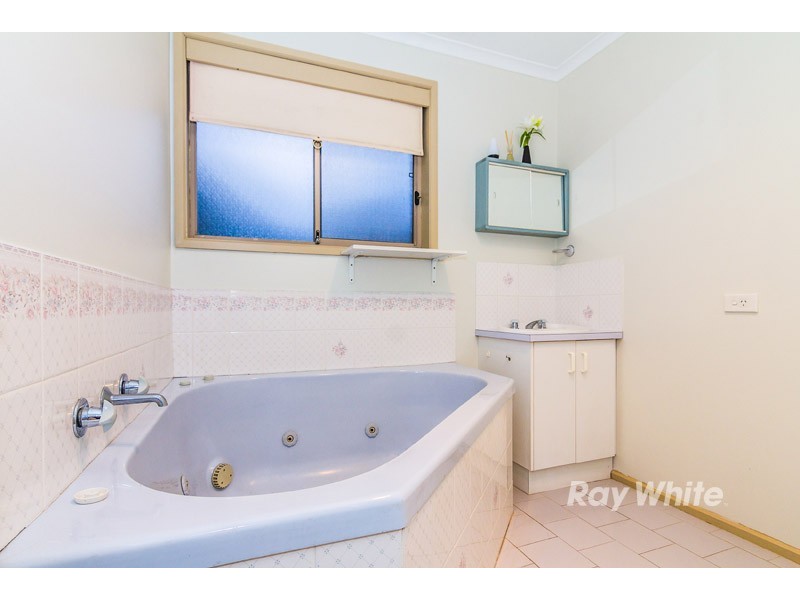 16 Manisa Place, Cranbourne West VIC 3977