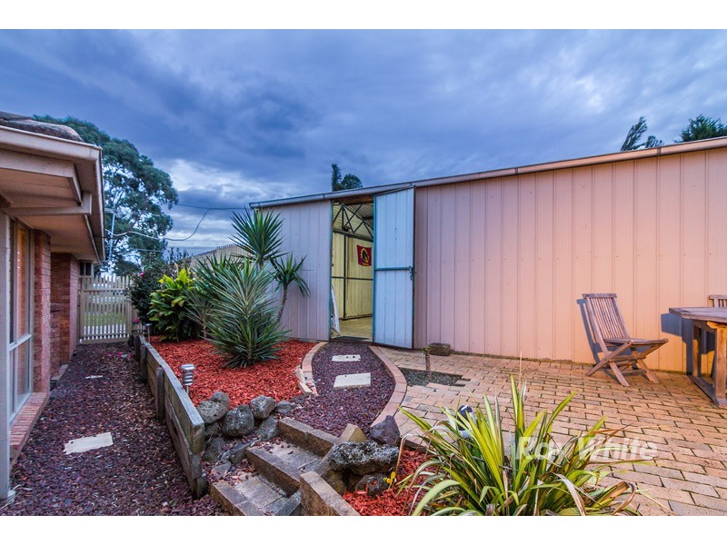 16 Manisa Place, Cranbourne West VIC 3977