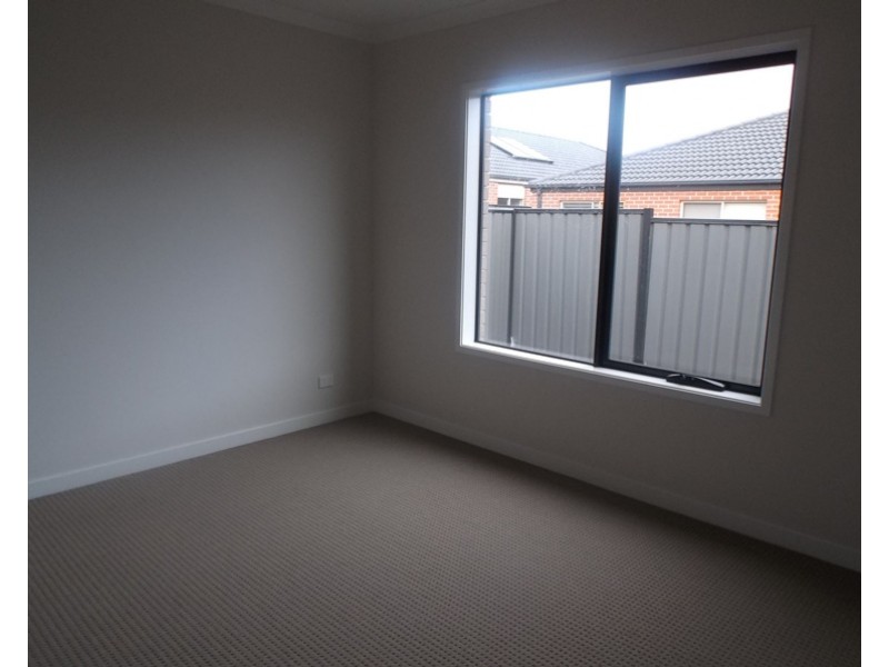 40 Karabair Street, Clyde North VIC 3978