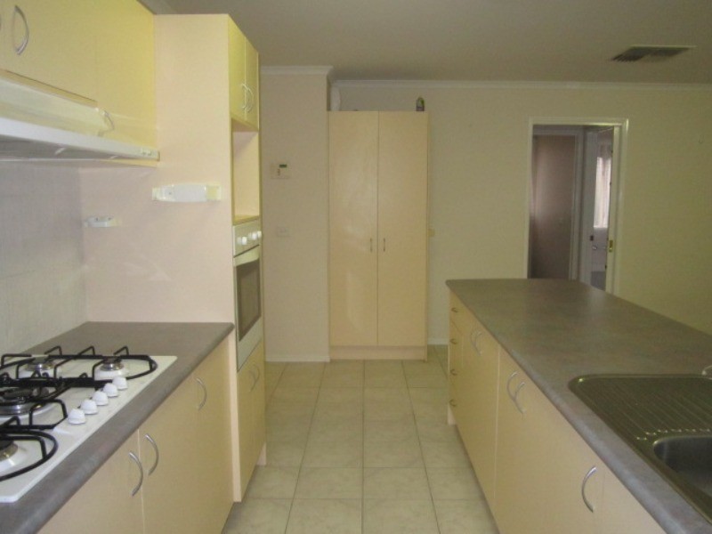 8 Roebourne Mews, Cranbourne East VIC 3977