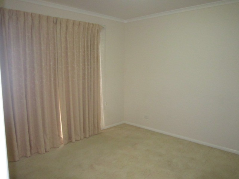 8 Roebourne Mews, Cranbourne East VIC 3977