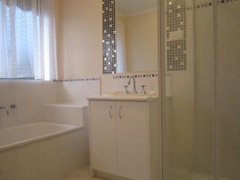 8 Roebourne Mews, Cranbourne East VIC 3977