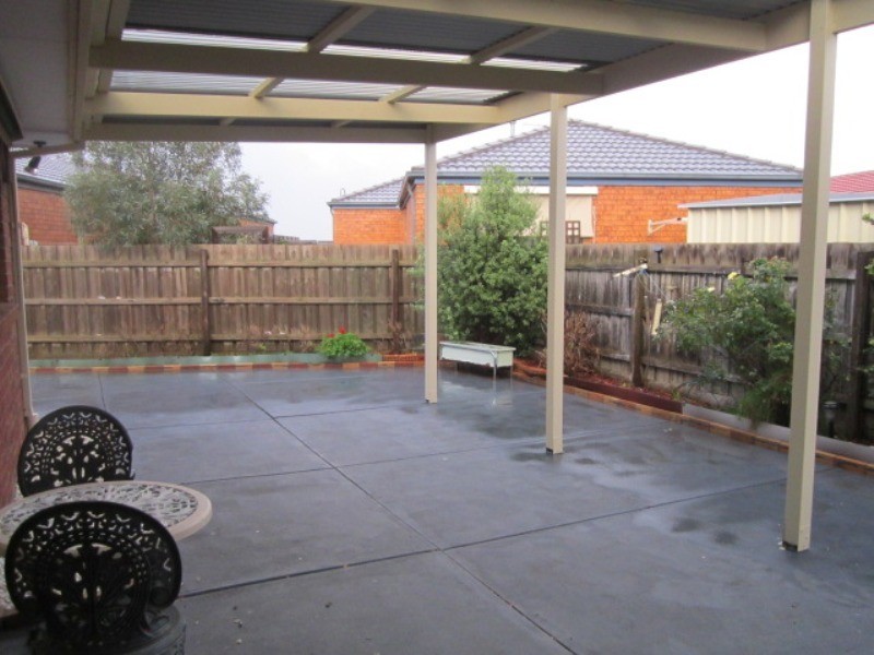 8 Roebourne Mews, Cranbourne East VIC 3977