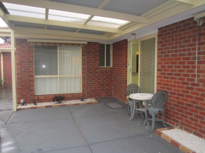 8 Roebourne Mews, Cranbourne East VIC 3977