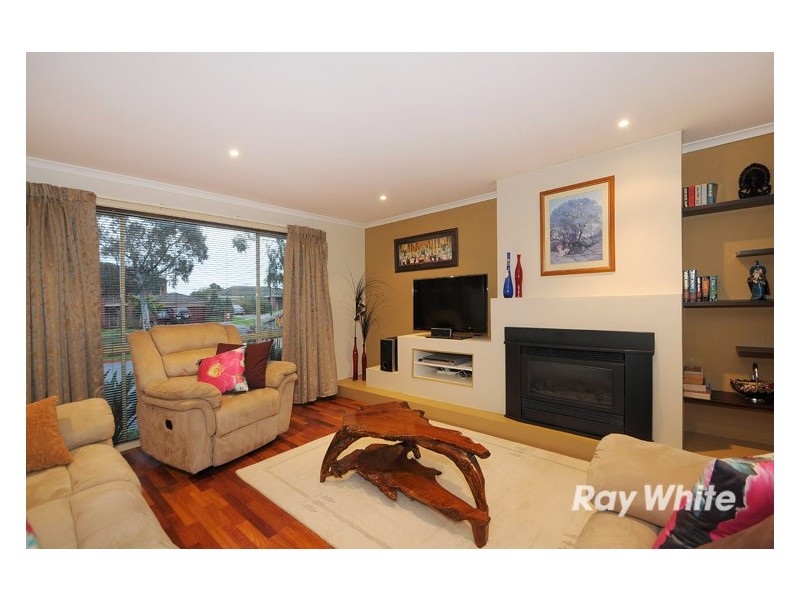 19 Henry Lawson Drive, Lynbrook VIC 3975