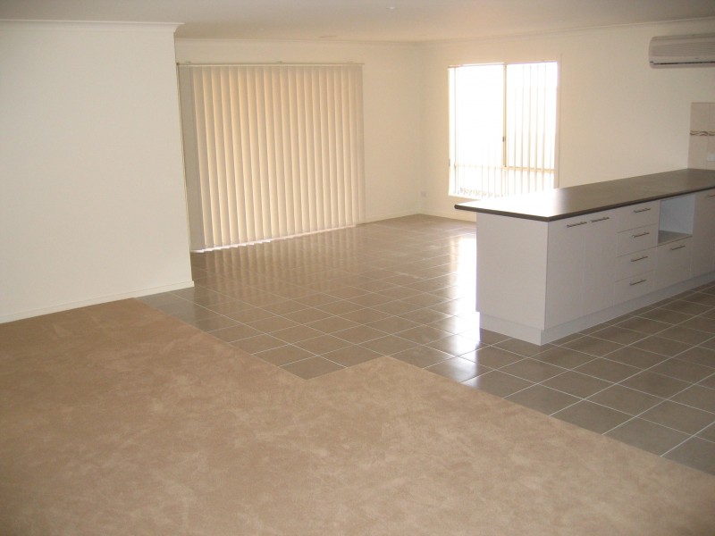 4 Westmoreland Avenue, Cranbourne North VIC 3977