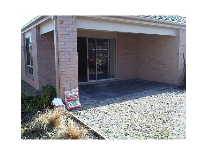 4 Westmoreland Avenue, Cranbourne North VIC 3977