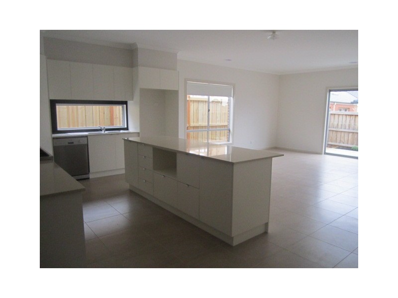 8 George Fredericks Road, Cranbourne West VIC 3977