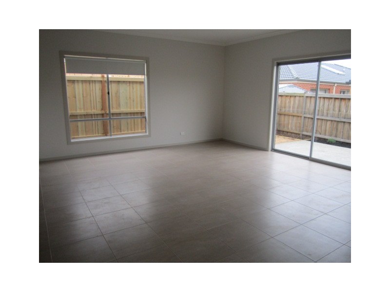 8 George Fredericks Road, Cranbourne West VIC 3977