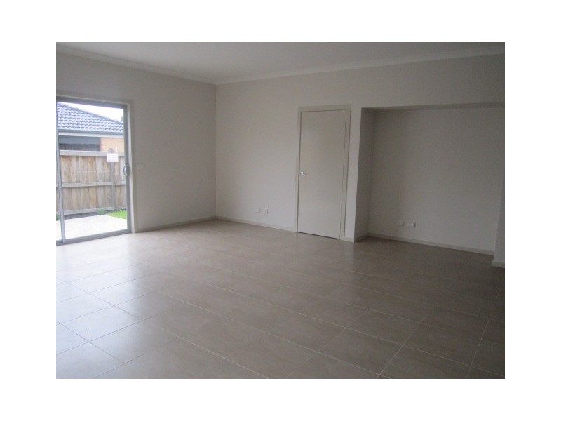 8 George Fredericks Road, Cranbourne West VIC 3977