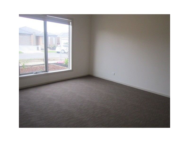 8 George Fredericks Road, Cranbourne West VIC 3977