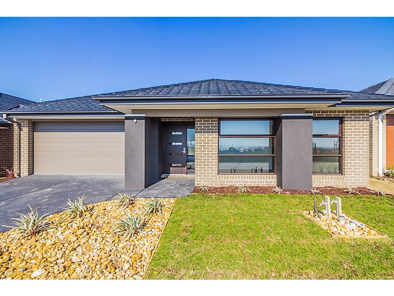 4 Jonesys Lane, Clyde North VIC 3978
