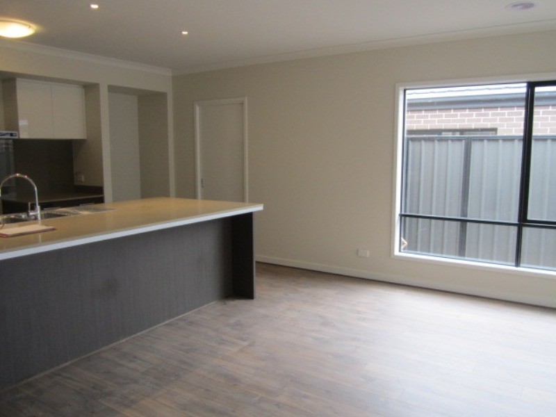 4 Jonesys Lane, Clyde North VIC 3978