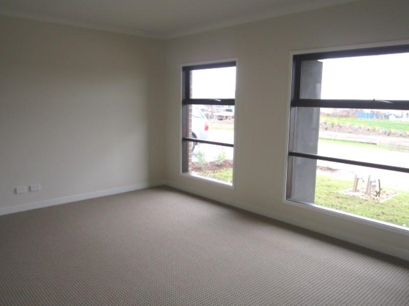 4 Jonesys Lane, Clyde North VIC 3978