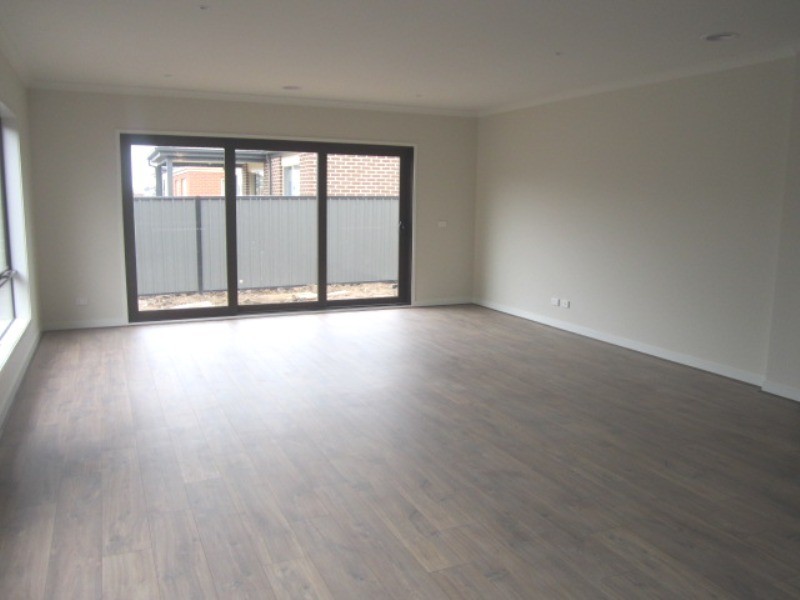 4 Jonesys Lane, Clyde North VIC 3978