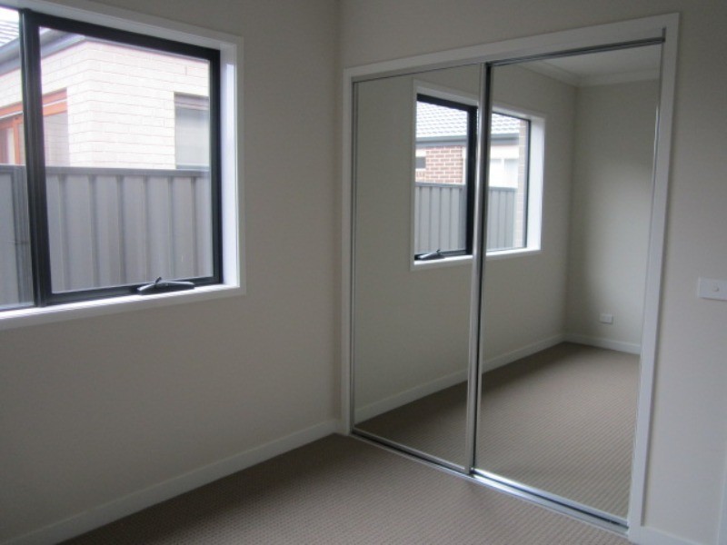 4 Jonesys Lane, Clyde North VIC 3978