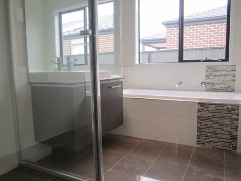 4 Jonesys Lane, Clyde North VIC 3978