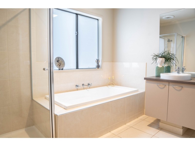 21 MacPherson Circuit, Cranbourne East VIC 3977