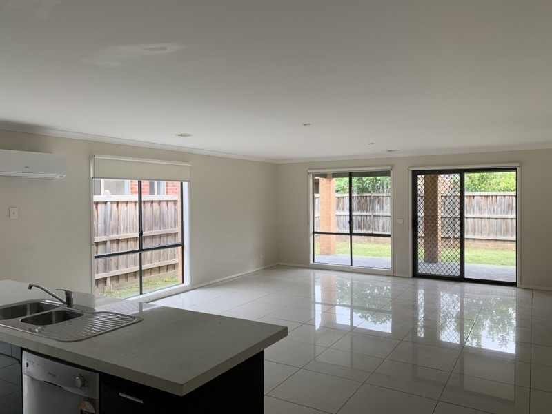 92 Mountainview Boulevard, Cranbourne North VIC 3977