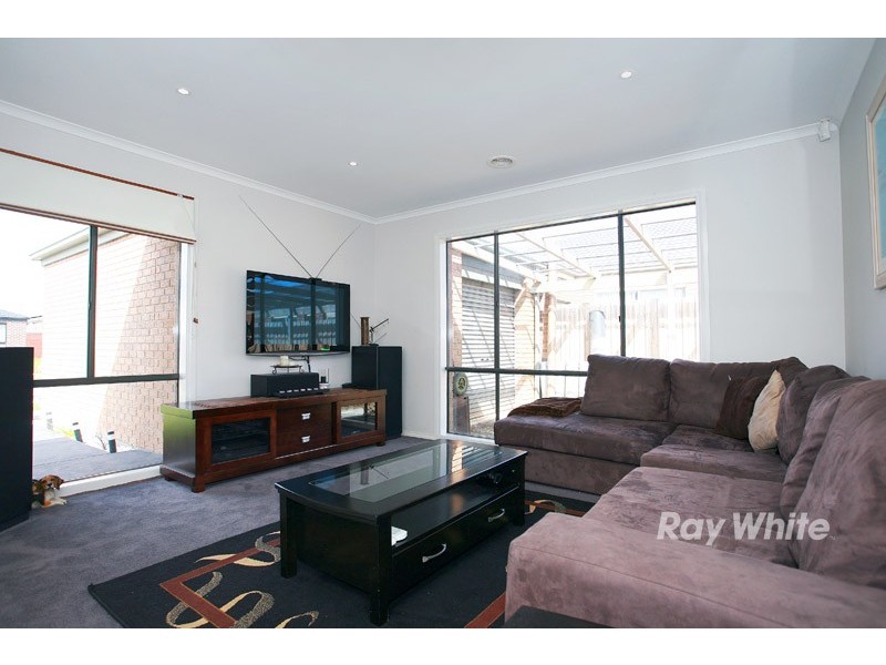 11 Karwarren Way, Cranbourne West VIC 3977