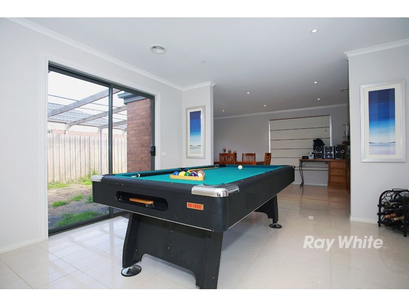 11 Karwarren Way, Cranbourne West VIC 3977