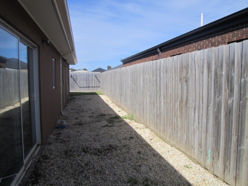 13 Aisbett Close, Lynbrook VIC 3975