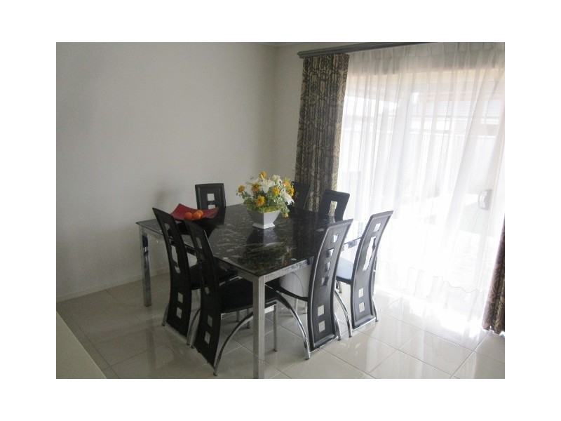 32 Fieldstone Crescent, Cranbourne North VIC 3977