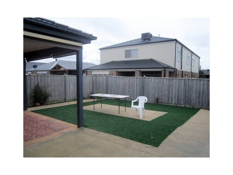 32 Fieldstone Crescent, Cranbourne North VIC 3977