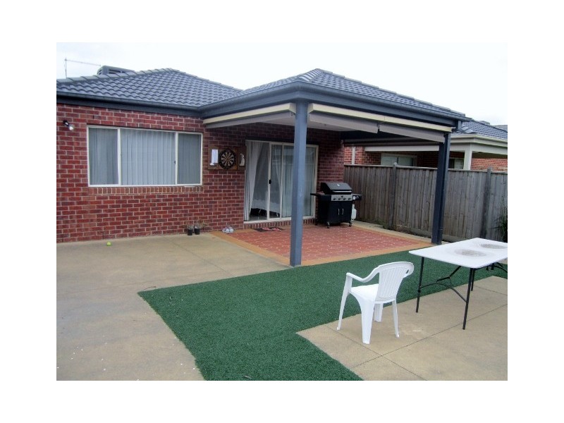 32 Fieldstone Crescent, Cranbourne North VIC 3977