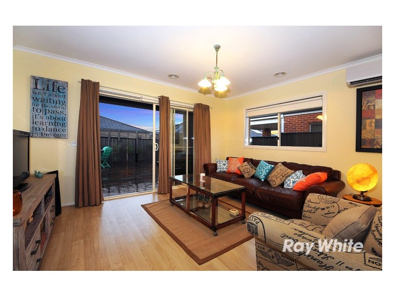 5 Tawleed Grove, Clyde North VIC 3978