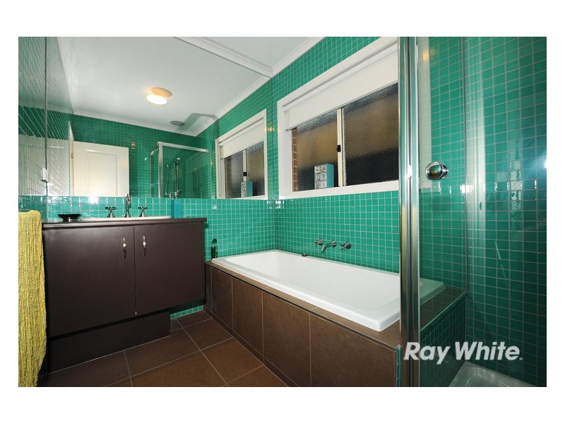 5 Tawleed Grove, Clyde North VIC 3978