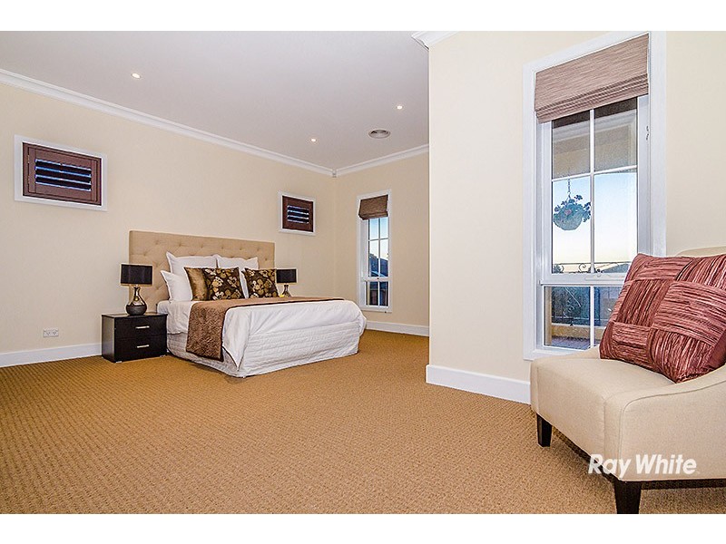 6 Ascent Drive, Cranbourne North VIC 3977