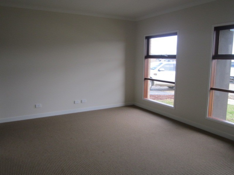 20 Westphalian Rise, Clyde North VIC 3978