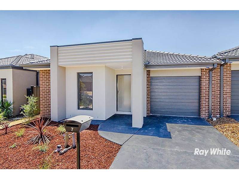 7 Camargue Circuit, Clyde North VIC 3978